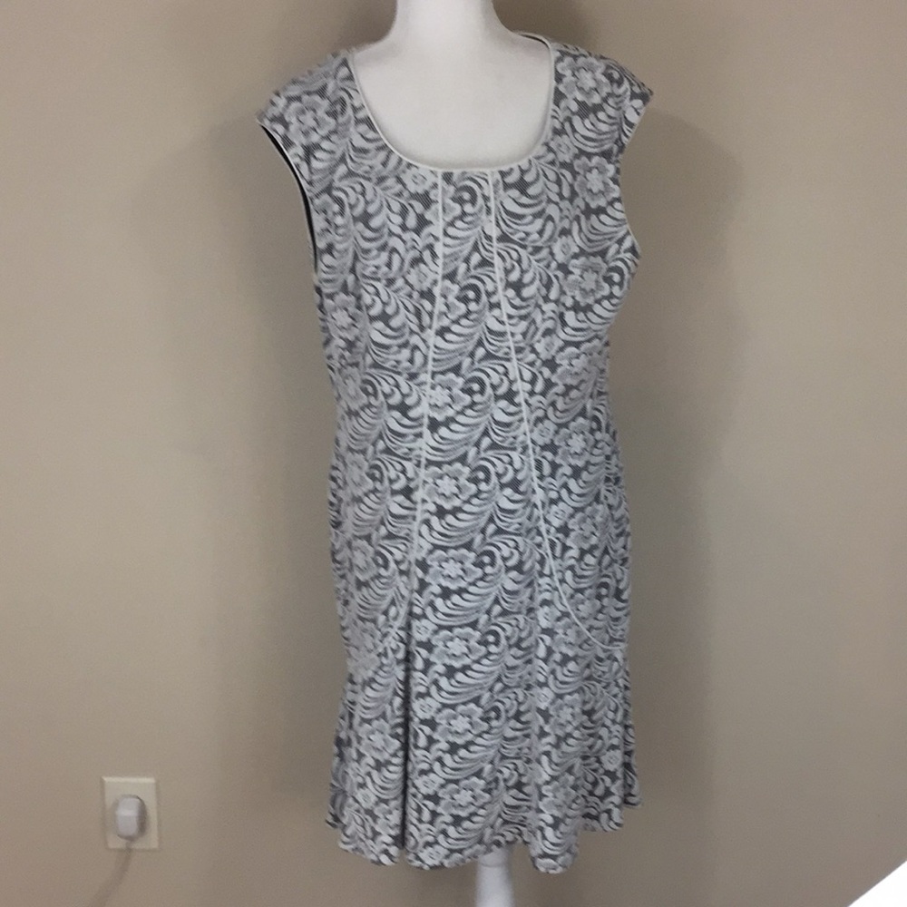 Maggie London Knit Lace Look  Floral Sleeveless Dress with Piping Size 16